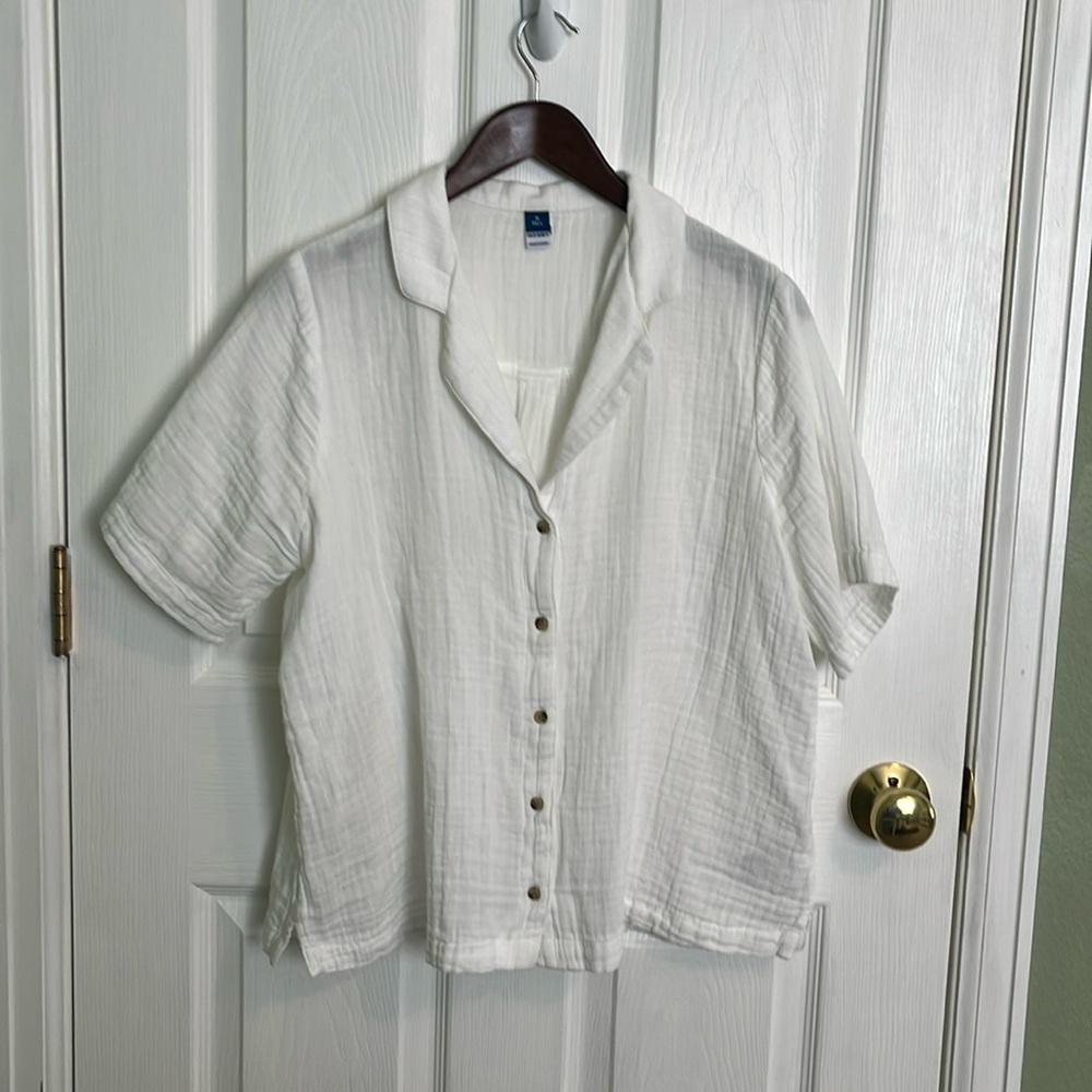 Old Navy gauzy short sleeved button down medium tall